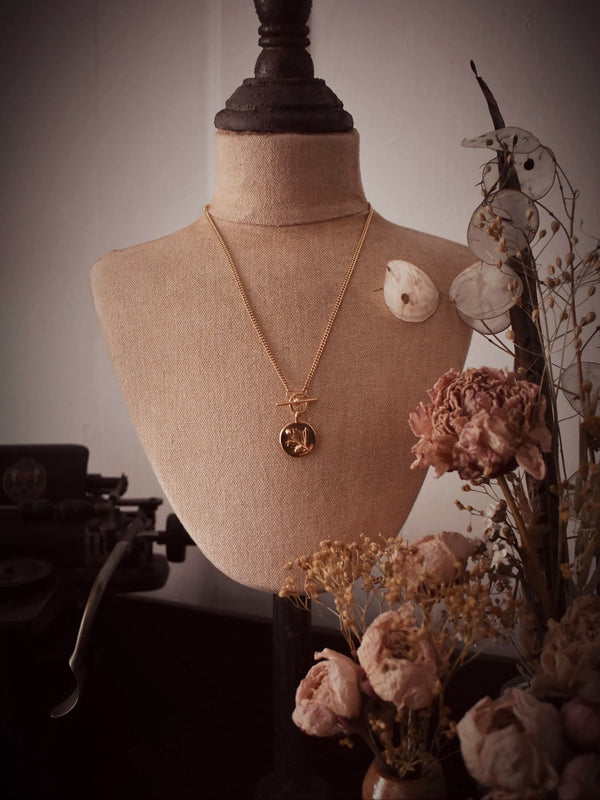 Gold Cinquefoil Coin & Curb T-Bar Necklace