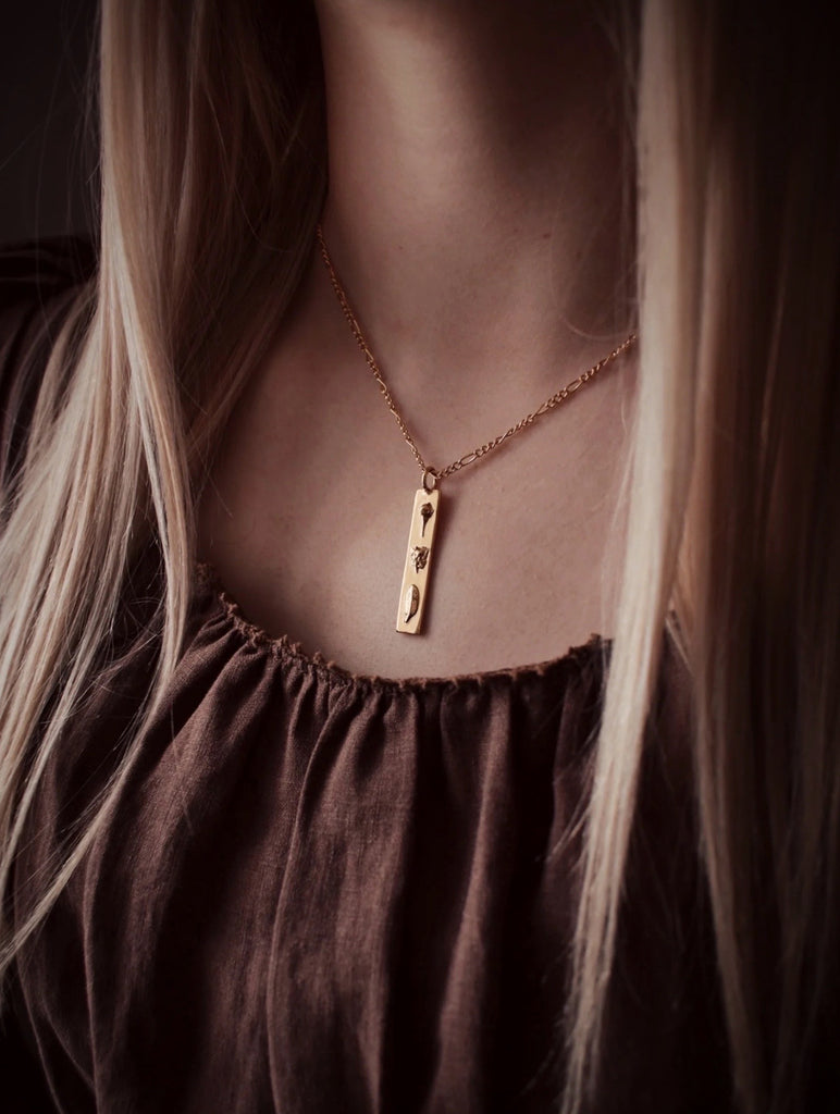 Gold Daughterhood Bar Pendant & Figaro Necklace