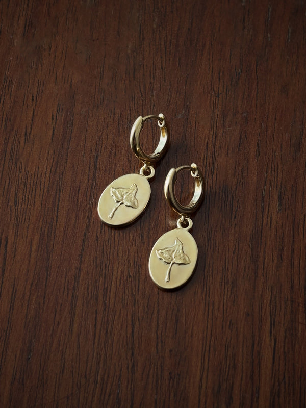 Huggie Earrings in gold plate with Ivy medal charms